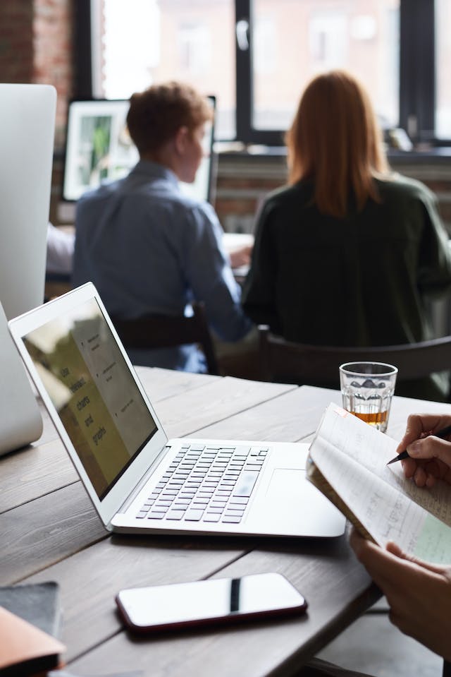  Personnes qui travaillent sur ordinateur dans un café 